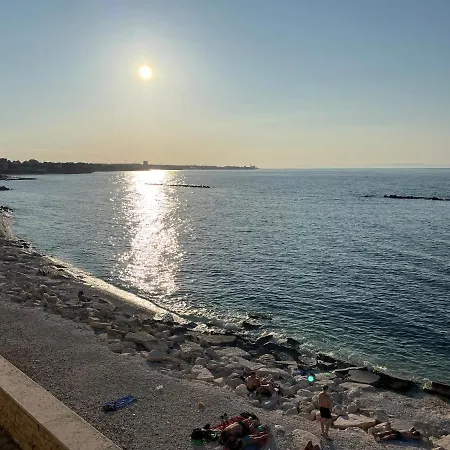 Adriana Al Mare Nyaraló *